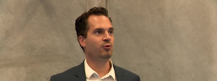 Direktør stopper efter upassende opførsel