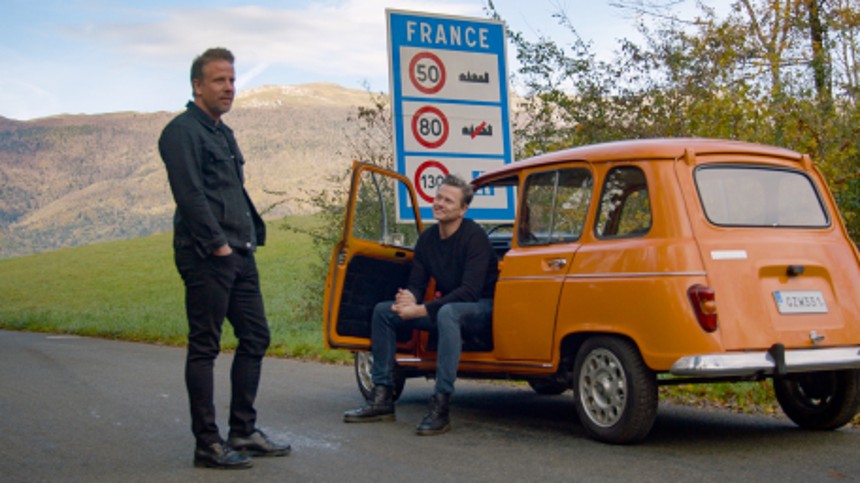 Vir­ke­lig­heds­flugt i en orange Renault 4