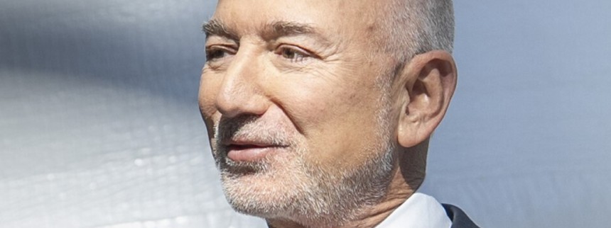Jeff Bezos forsvarer Mela&shy;nia-​do&shy;ku&shy;men&shy;tar