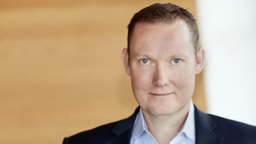 Saunders skal betale hotelpenge tilbage