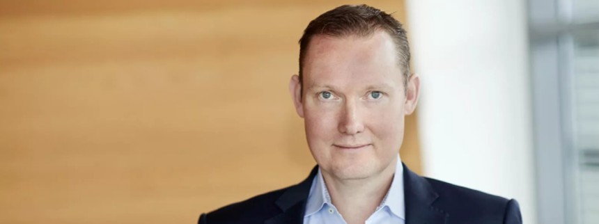 Saunders skal betale hotelpenge tilbage