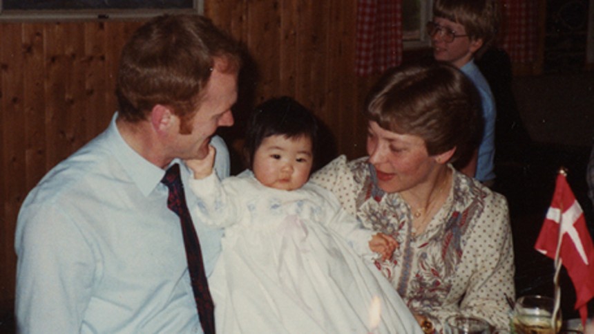 Hun blev adopteret på en løgn