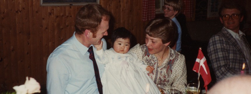 Hun blev adopteret på en løgn