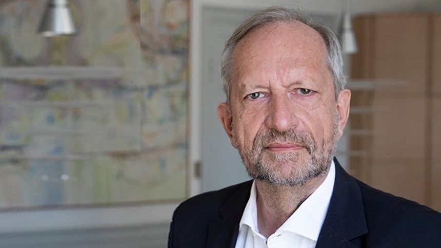 ”Parwani bør ikke længere virke som instruktør”