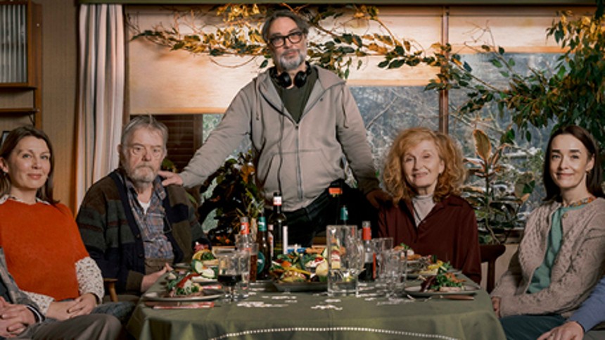 Genz laver fe&shy;el&shy;go&shy;od-​ko&shy;me&shy;die med stjernetrio