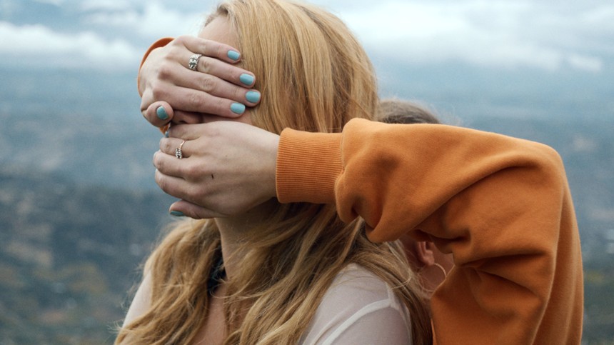 Under bølgerne, over skyerne