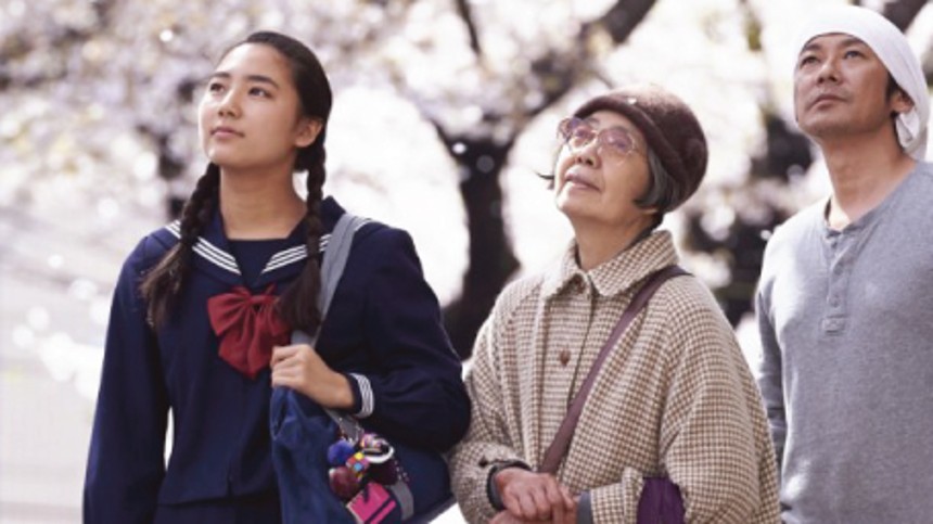 Månen over kir­se­bærtræ­er­ne