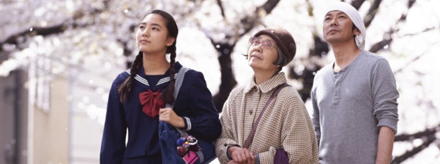 Månen over kir­se­bærtræ­er­ne