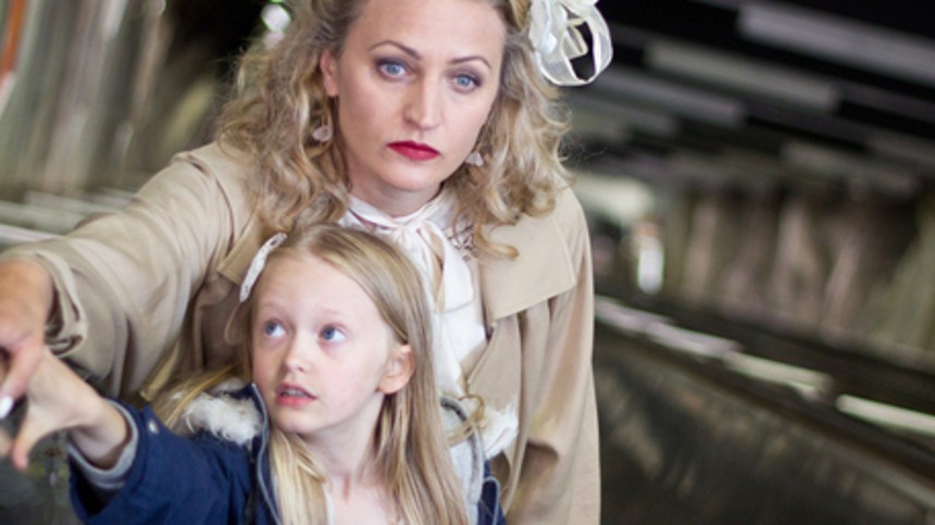 Pigen, moderen og dæmonerne