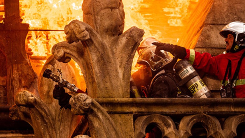 Notre-Dame i flammer